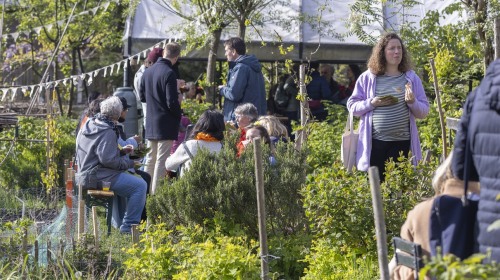 Genodigden tijdens 10 jaar Spinozahof