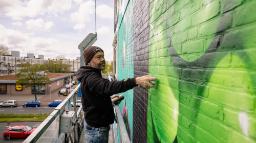 Kunstenaar Roy Valk legt de laatste hand aan het kunstwerk