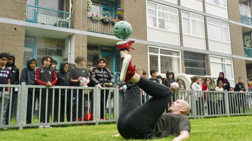 voetballer houd bal hoog