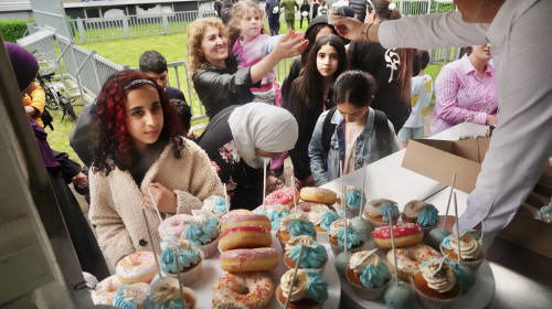 Donuts worden uitgedeeld aan kinderen