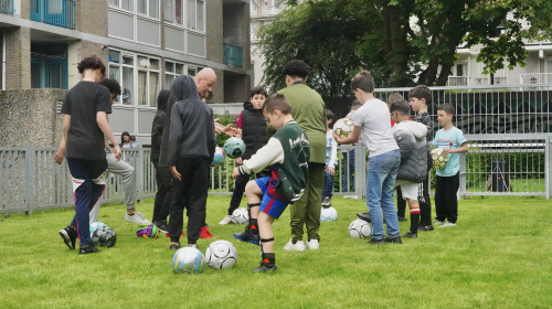 Voetballende kinderen