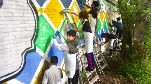 Kinderen maken muurschildering