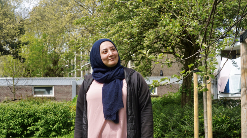 Leyla bij een fruitboom in de Riddersdreef