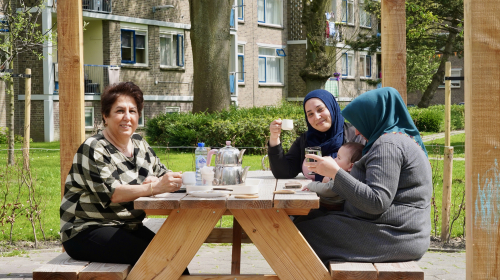 Aan de koffie, Leyla en bewoners