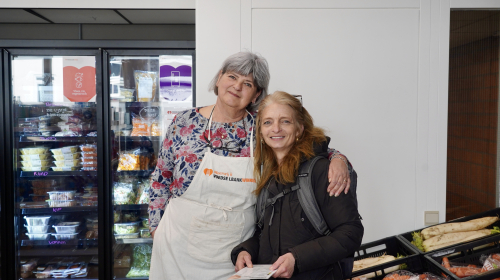 Petra en Elly in de voedselbank
