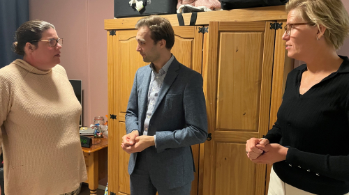 Maarten van Ooijen in gesprek met bewoners