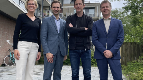 Groepsfoto, Maarten, Francesco, Gijsbert en medewerker van Middin