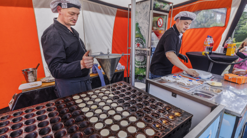 Poffertjes worden gebakken tijdens buurtfeest Nootdorp