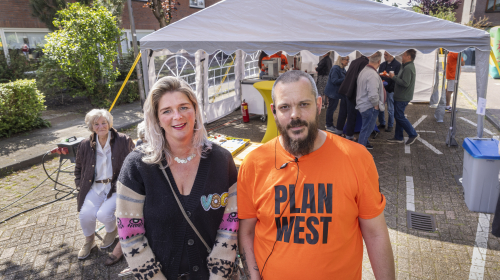Geïnterviewde Chris en een vrouw tijdens het buurtfeest