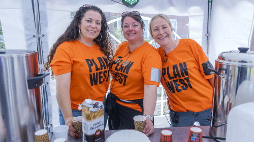 Drie dames schenken koffie tijdens buurtfeest in Nootdorp