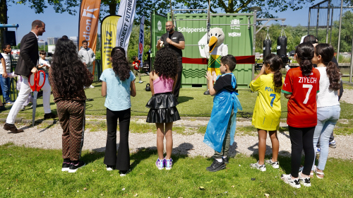Toeschouwers bij de opening van de gymbox