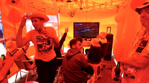 Samen voetbal kijken in het oranje in de tent