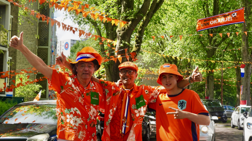 Michel en zijn kleinzoon en buurman in het oranje arm in arm