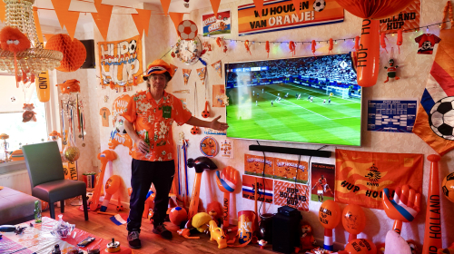  Michel in het oranje in zijn oranje huiskamer bij de tv