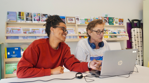Twee dames achter de laptop in Het buurtlab