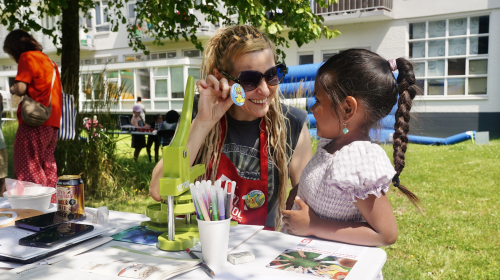 Vrouw en kind in gesprek Bij Betje Speeldagen
