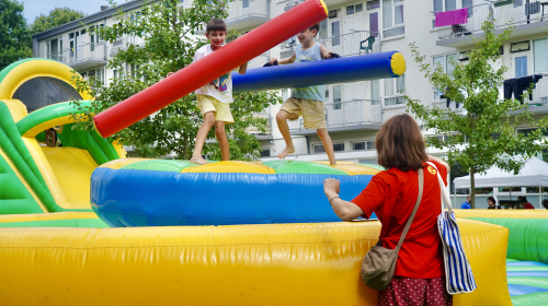 Vrouw kijkt naar 2 kinderen op springkussen Bij Betje Moerwijk