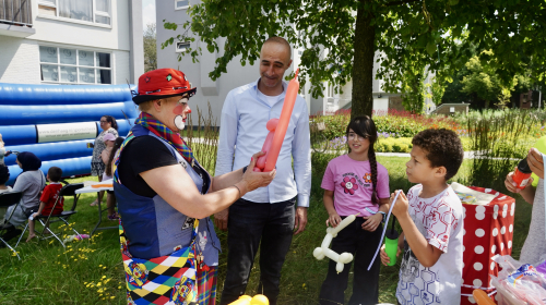 Clown bij Betje vouwt ballon voor kind