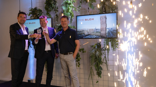 Proostend op het podium