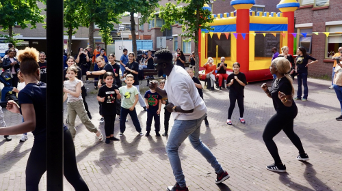 Workout voor buurtkinderen tijdens de opening van Siems Krachthonk