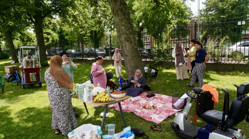 Bezoekers houden een zomer picknick