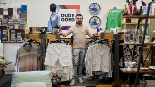 Sebastiaan van Dude Goed in de winkel in Nootdorp