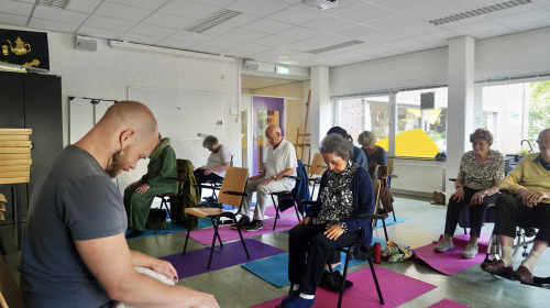 Stoelyoga sessie voor Haagse senioren 