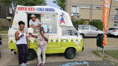 Bewoners genieten van een gratis ijsje bij de ijsbus