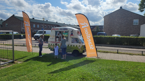 Bewoners genieten van een gratis ijsje