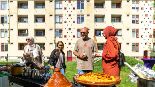 Eten en drinken in binnentuin Middenstede bij het Binnentuinen Festival