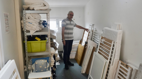 Wim in een ruimte vol spullen voor de babybullenbank