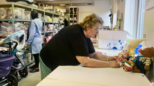 Stien buigend over een tafel van de babybullenbank