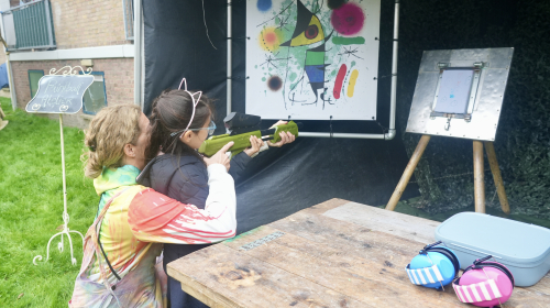 De betovering twee kinderen doen aan paintball
