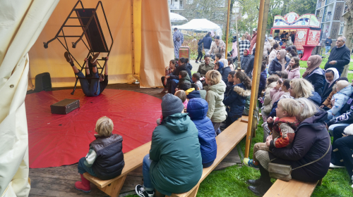 De betovering theater, bezoekers kijken naar voorstelling