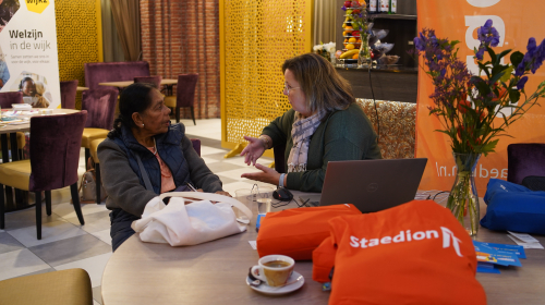 Twee bewoners in gesprek tijdens de infomarkt