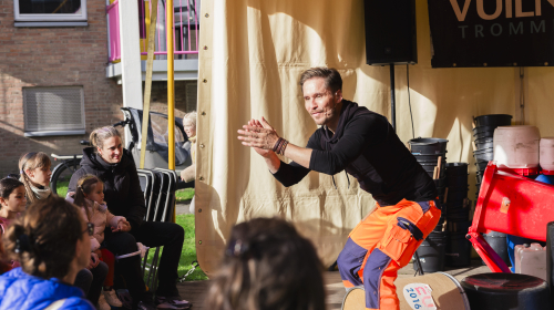 Show van een man voor publiek tijdens de betovering