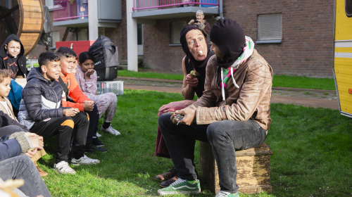 Twee mensen die optreden voor groep kinderen tijdens de Betovering 