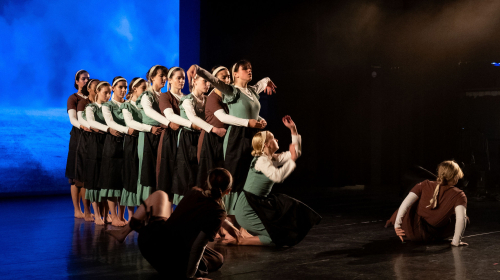 Voorstelling groep dansers tijdens Regentes talentenshow 