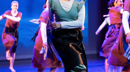 Danseres tijdens Regentes talentenshow 