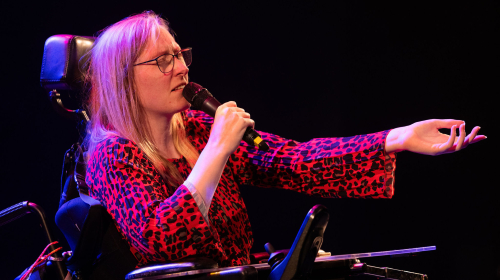 Optreden van een dame in een rolstoel tijdens Regentes talentenshow 