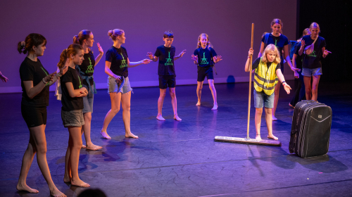 Optreden van een groep kinderen tijdens Regentes talentenshow 
