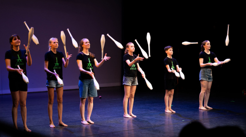 Optreden van een groep kinderen met knotsen tijdens de Regentes talentenshow 
