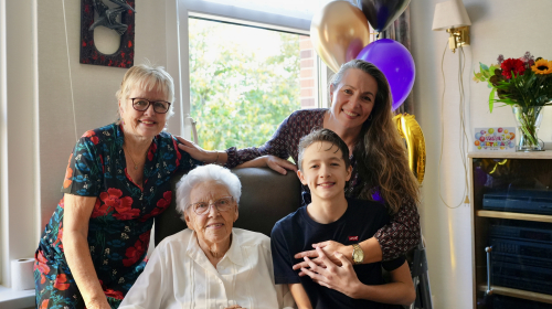  Albertje met haar kleindochter en kleinkinderen