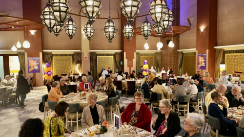 Alle gasten van het ontmoetingsdiner aan tafel