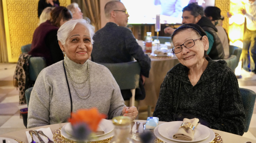 Twee dames aan tafel tijdens het ontmoetingsdiner
