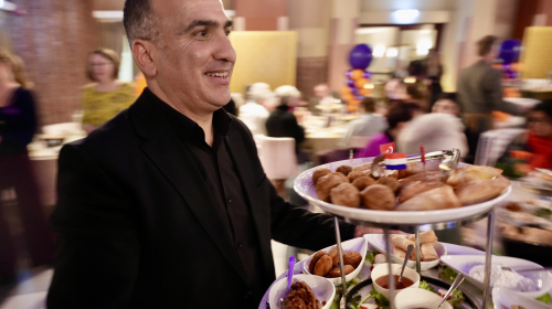 Het eten wordt geserveerd aan de gasten van het ontmoetingsdiner