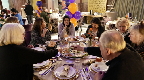 Samen aan tafel tijdens het ontmoetingsdiner