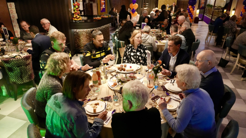 Gasten aan tafel tijdens het Ontmoetingsdiner 