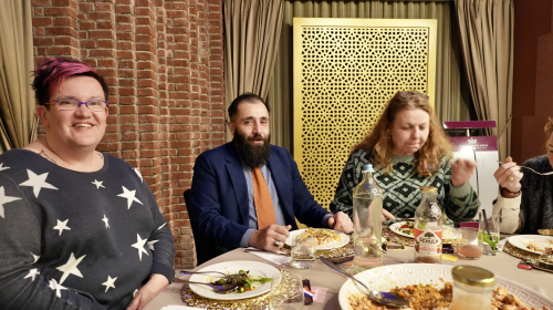 Myke Krikke, bewoonster en oren en ogen van de wijk Loosduinen aan tafel 