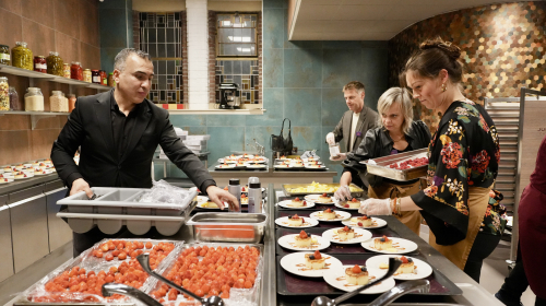 Vrijwilligers aan het werk in de keuken